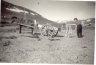 Sandmokstur vegna barhssins  Tyrilmri um 1960. Rsa Bjarnadttir, Kristn Danelsdttir og Monsa fr Freyjum me hestinum Grna
